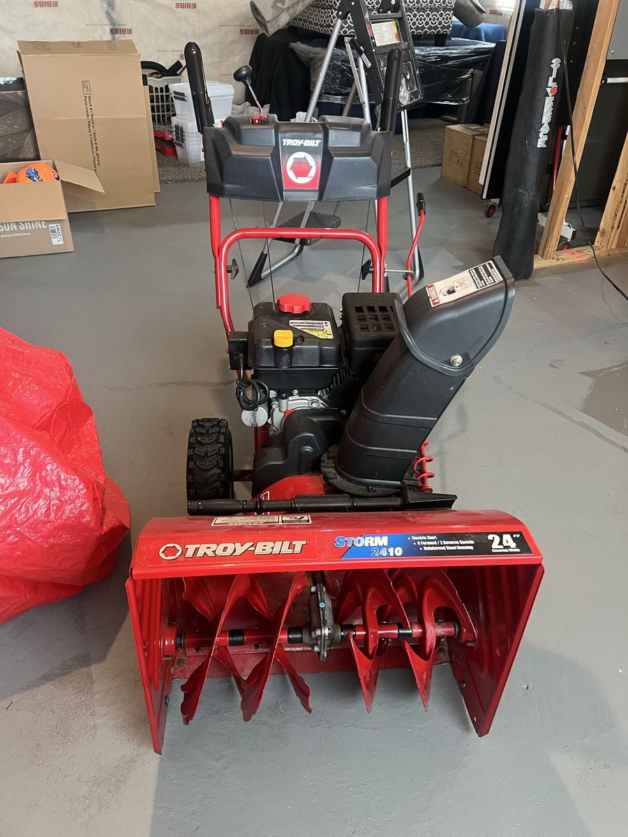 Troy built snow blower 24in