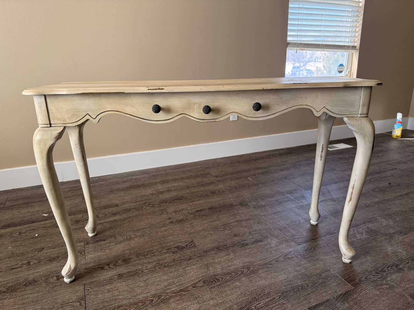 Entry Table Very Pretty