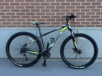 Giant Revel Mountain Bike - Disc Brakes - Medium