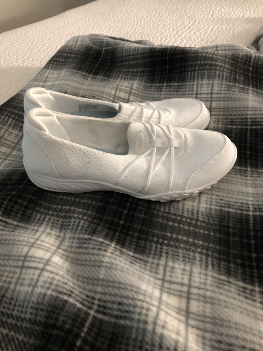 All white Sketchers