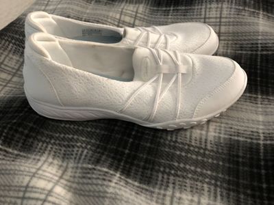 All white Sketchers
