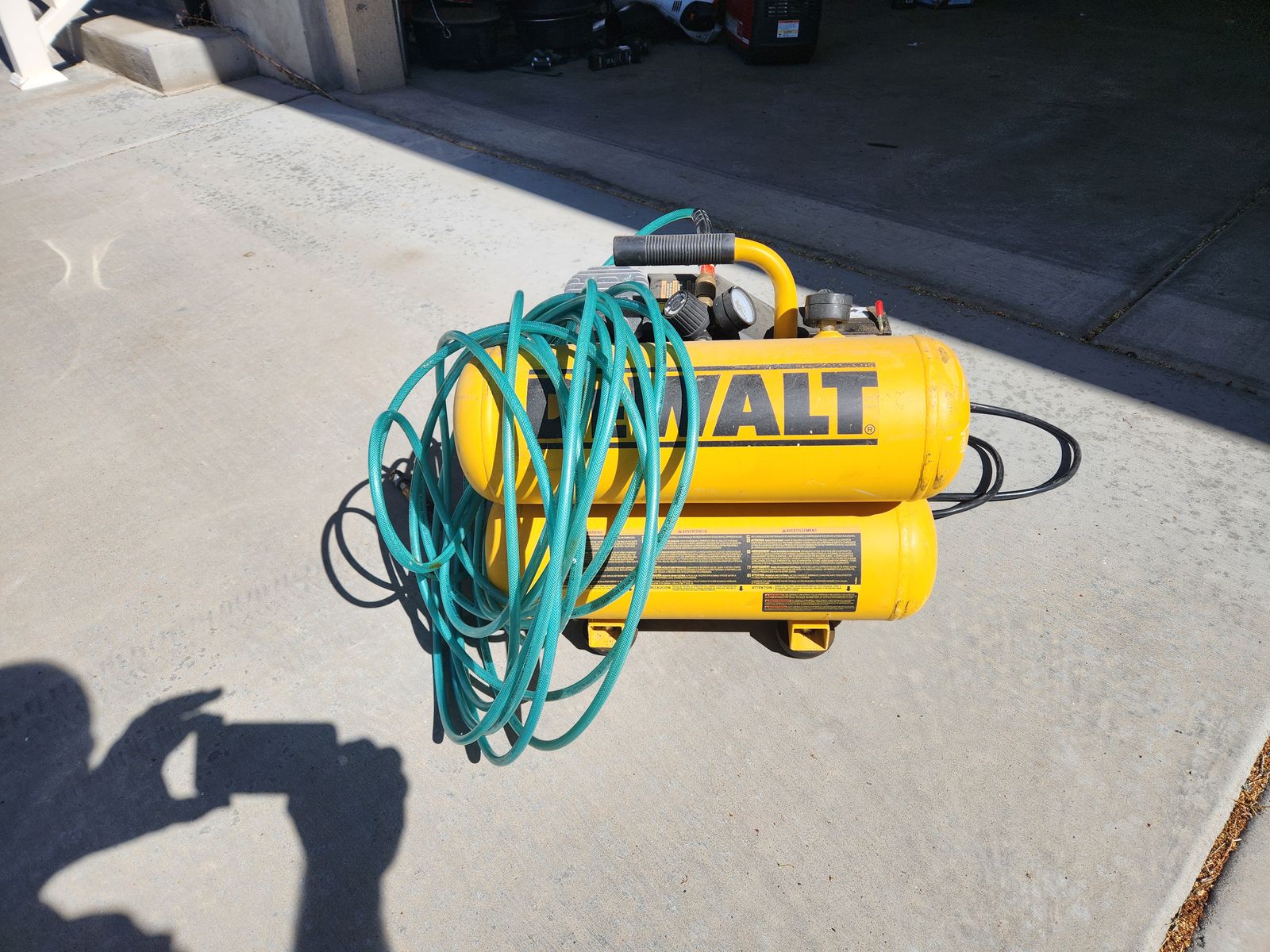 DeWalt Hand carry 1.1 gallon air compressor