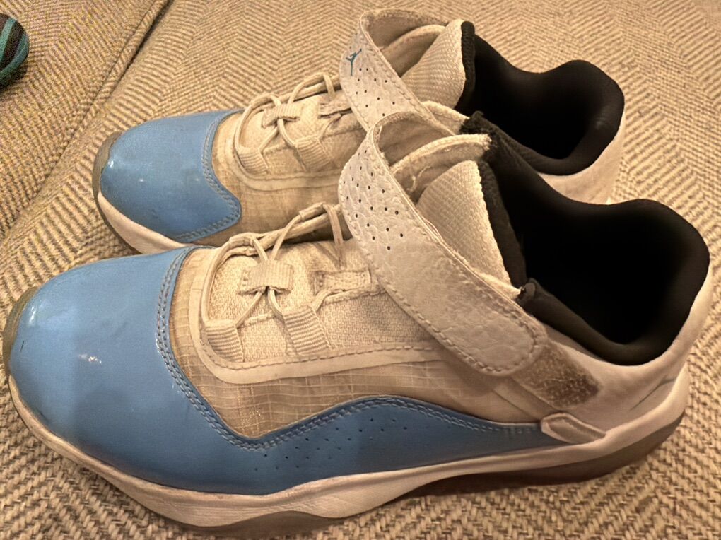 Boys Jordans Basketball Shoe size 3