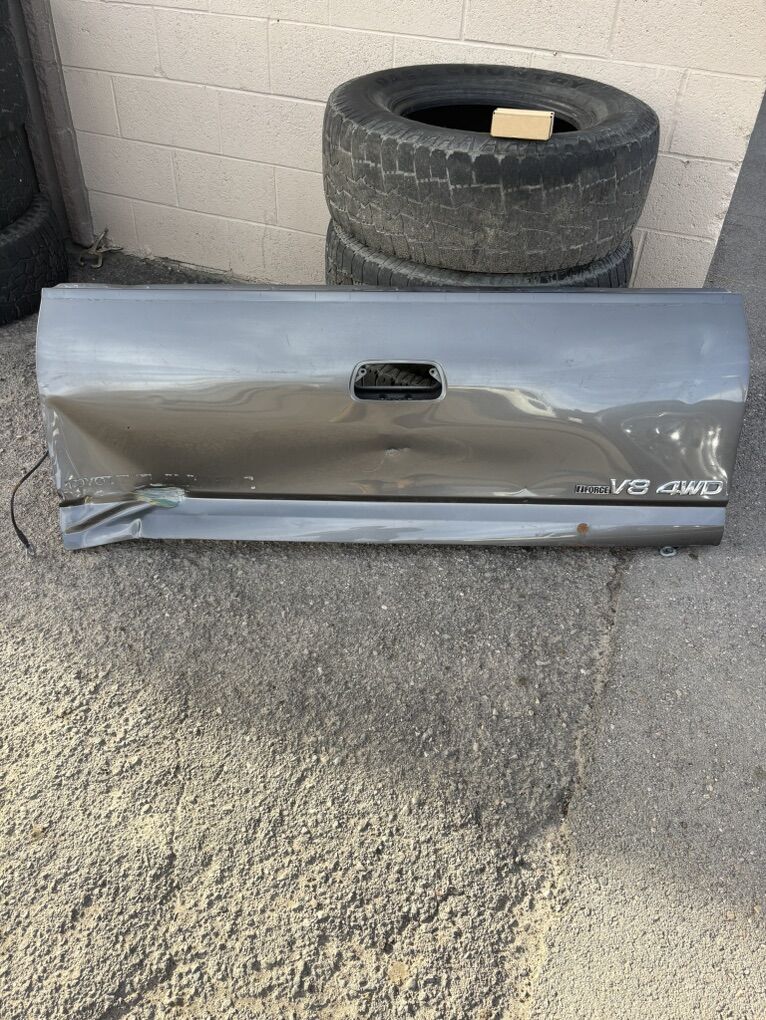 2004-2006 Toyota Tundra Double Cab tailgate