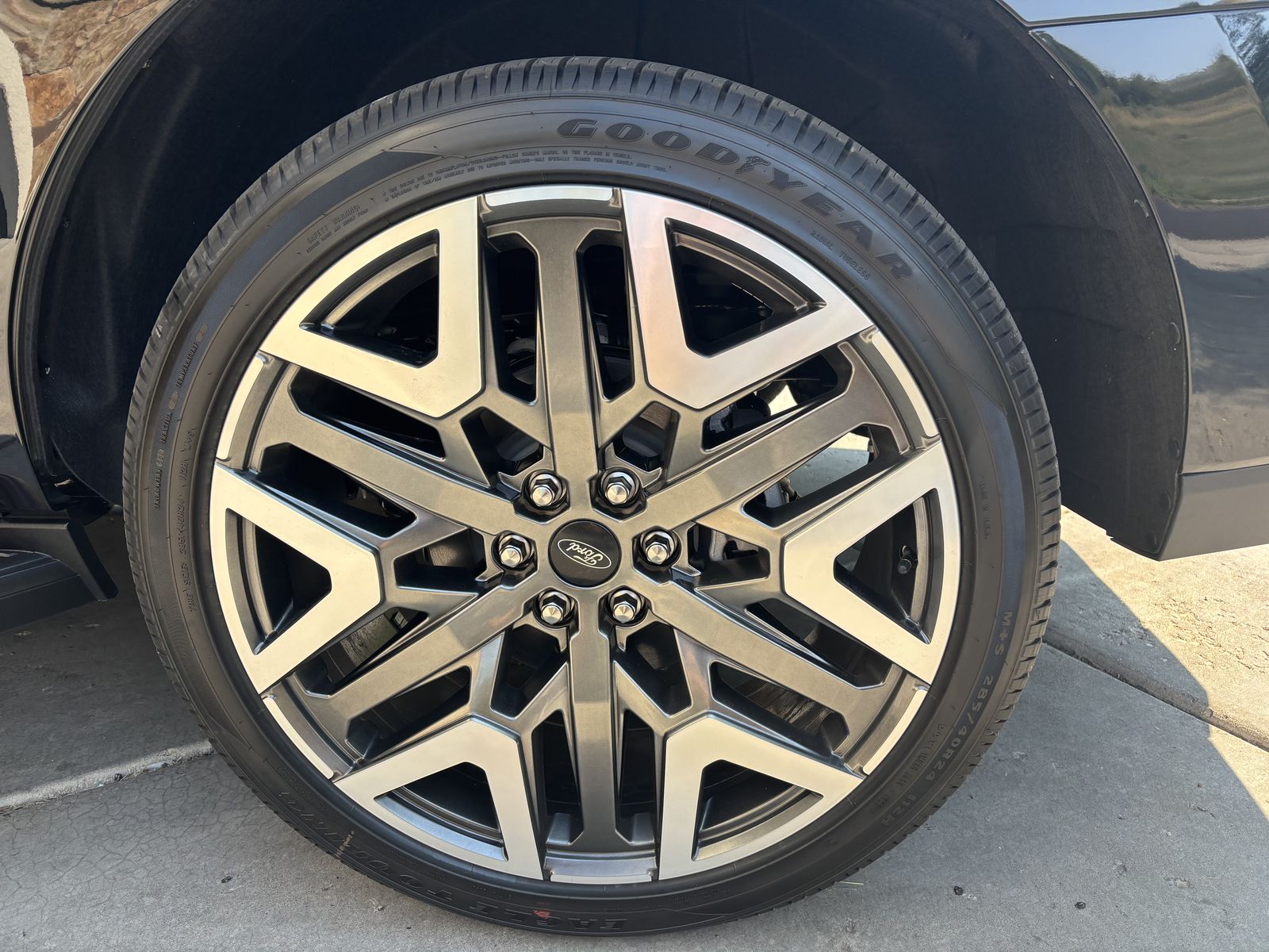 Brand New 24 in Rims and Tires off a Ford Expedition Platinum