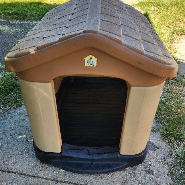 dog house, pet zone, good condition