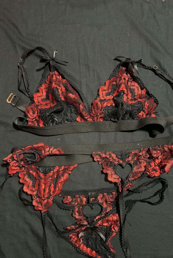 Red & Black Lace Bralette & Garter Set, Size Medium