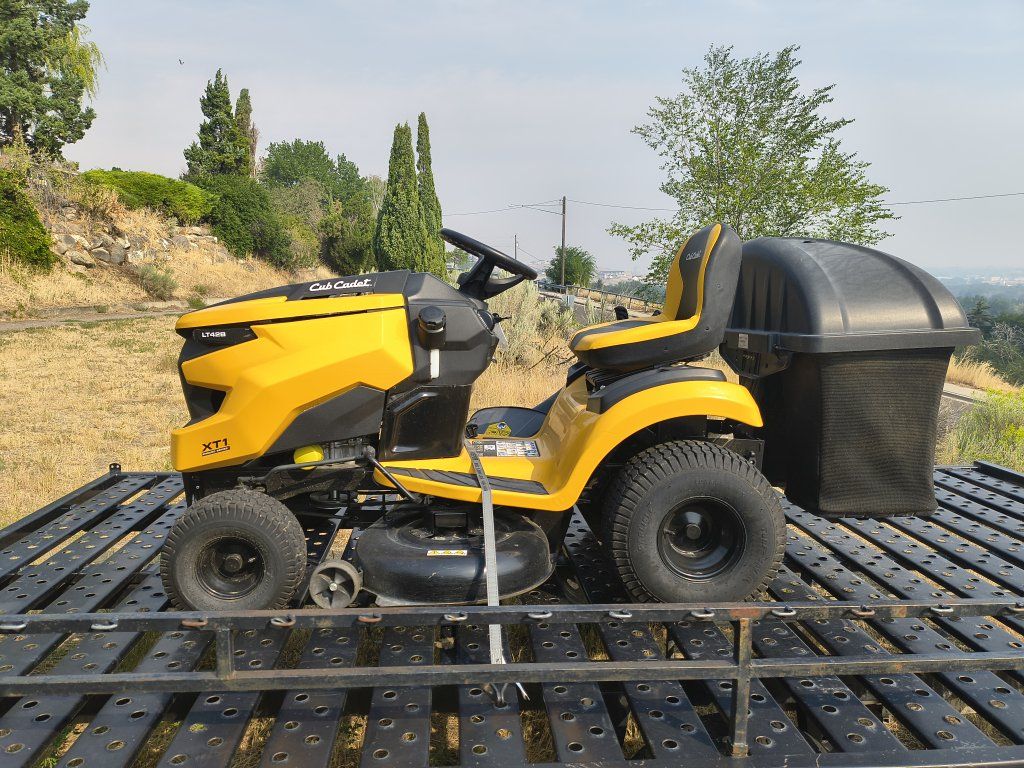 Cub Cadet XT1 LT42B Riding Lawn Mower with Bagger Attachment (47 Hrs)