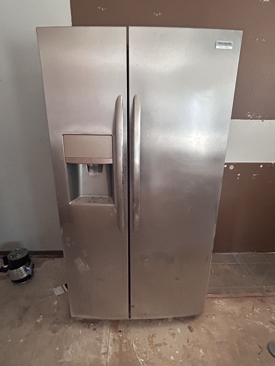 Frigidaire Gallery Side-by-Side Refrigerator Stainless Steel with Ice/Water Dispenser