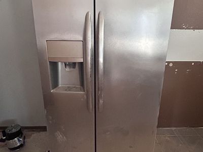 Frigidaire Gallery Side-by-Side Refrigerator Stainless Steel with Ice/Water Dispenser
