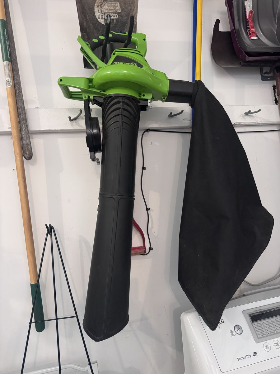Greenworks Electric Leaf Blower and Mulcher Vacuum with Bag and two additional attachments 