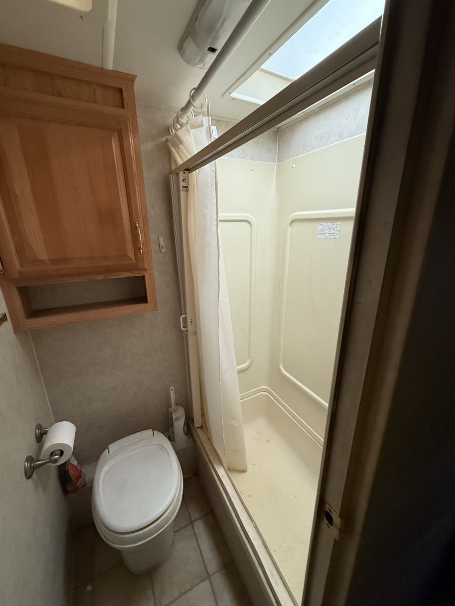 Clean 2005 Cruiser fifth wheel