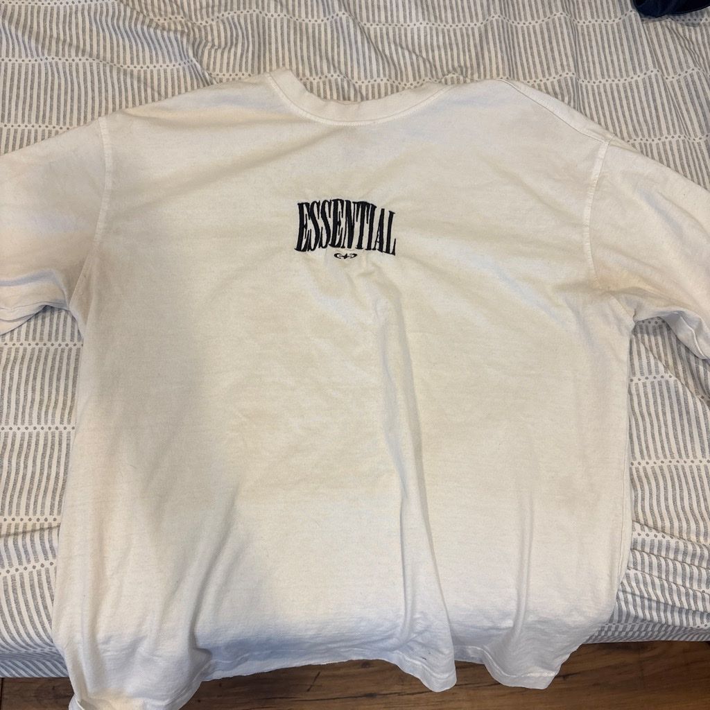 RGSTR Essential Angel Graphic White T-Shirt Size Medium