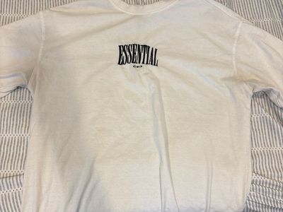 RGSTR Essential Angel Graphic White T-Shirt Size Medium