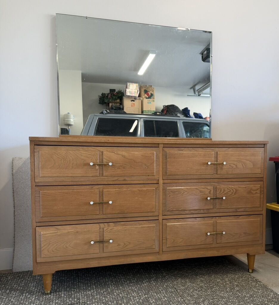 Gorgeous La. Mid-Century Modern Dresser