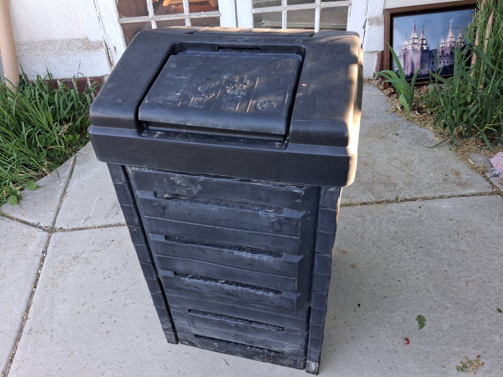 Black Outdoor Compost Bin with Lid - Garden Composter