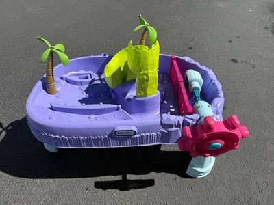 Little Tikes Island Wavemaker Water Table