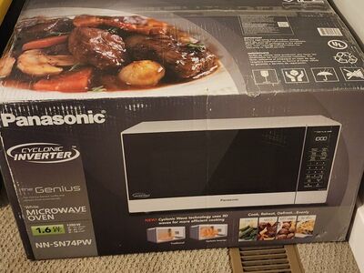 Panasonic 1.6-cu. ft. Inverter Microwave in White
