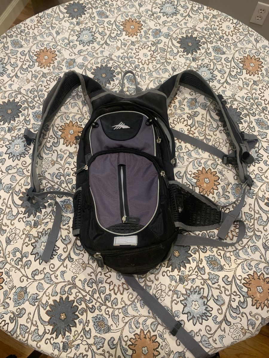 High Sierra Wahoo Hydration Pack - Black/Gray Daypack for Hiking, Biking, Running