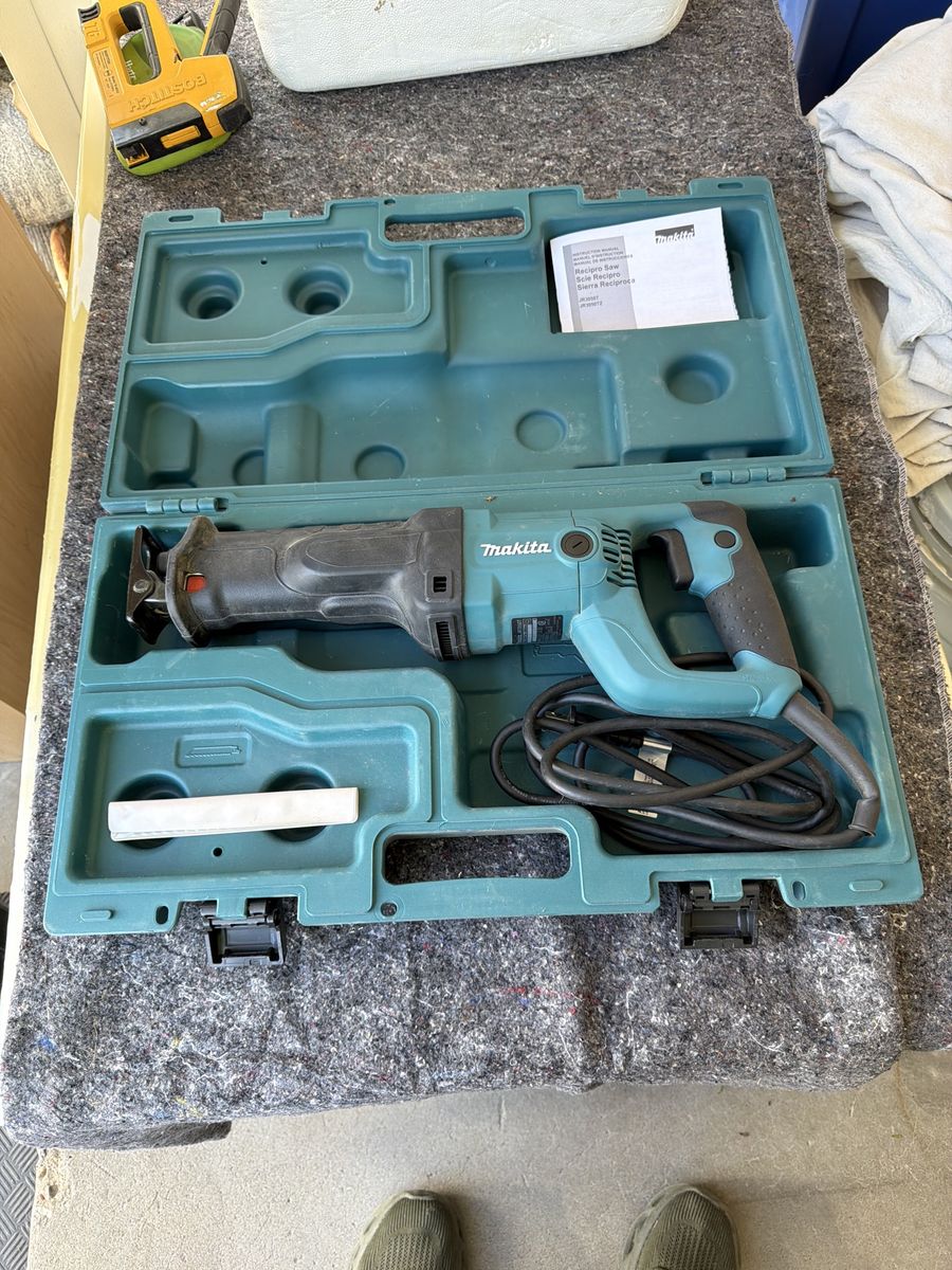 Makita JR3050T Recipro Saw with Case - Powerful & Durable Corded Tool