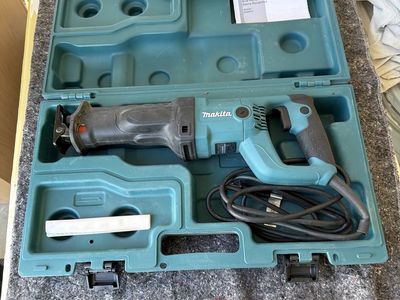 Makita JR3050T Recipro Saw with Case - Powerful & Durable Corded Tool
