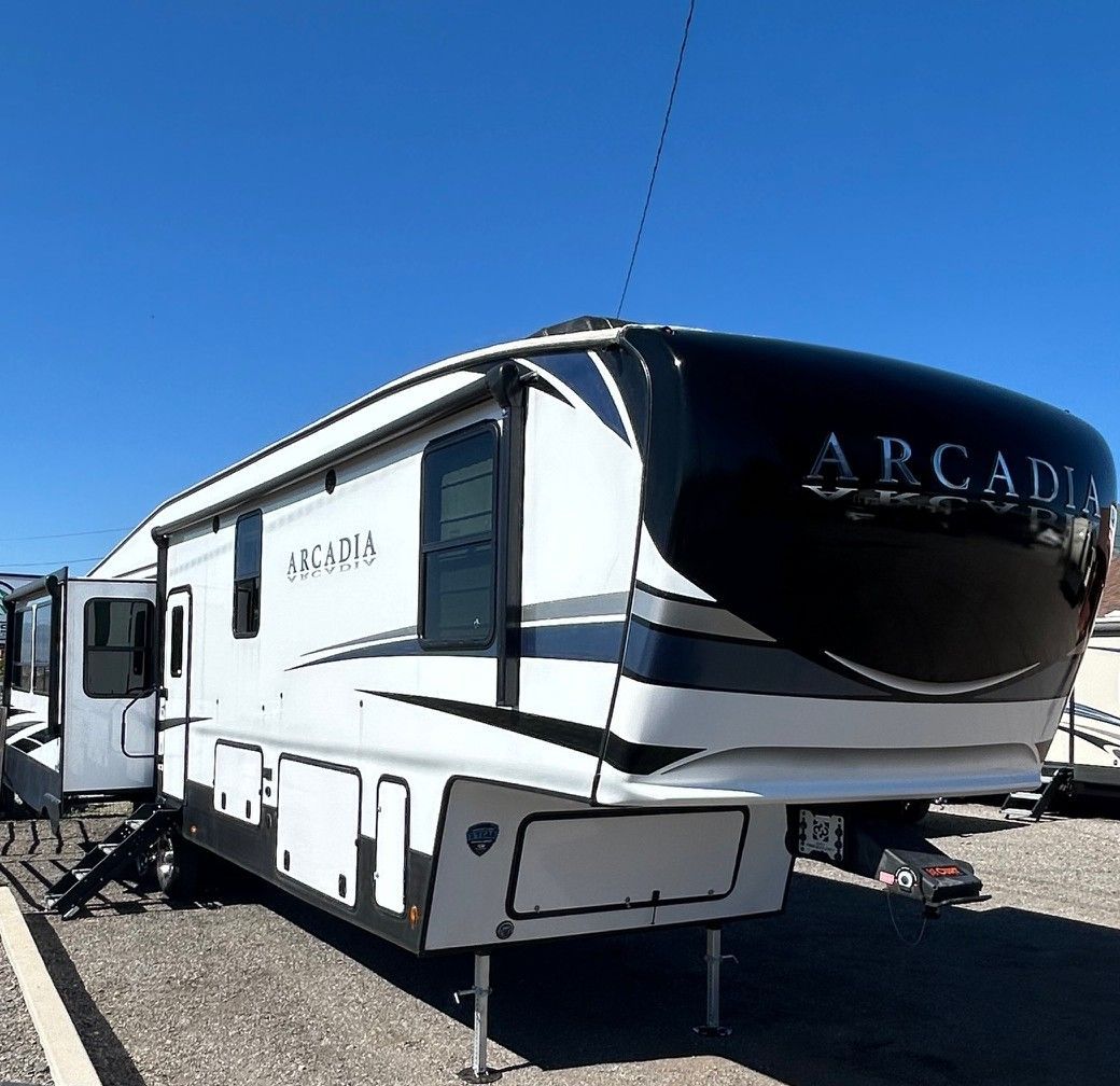 2023 Keystone Arcadia, 39 Ft bunkhouse, sleeps 8, Four Seasons Package, 4 slides, CLEAN TITLE, W/D hookups, solar panel