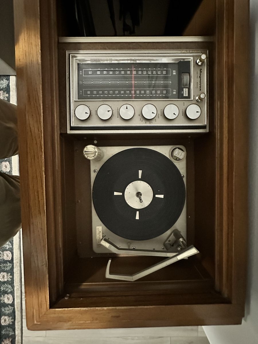 Vintage Magnavox Stereo Console MCM Record Player Radio Mid-Century Wood Cabinet