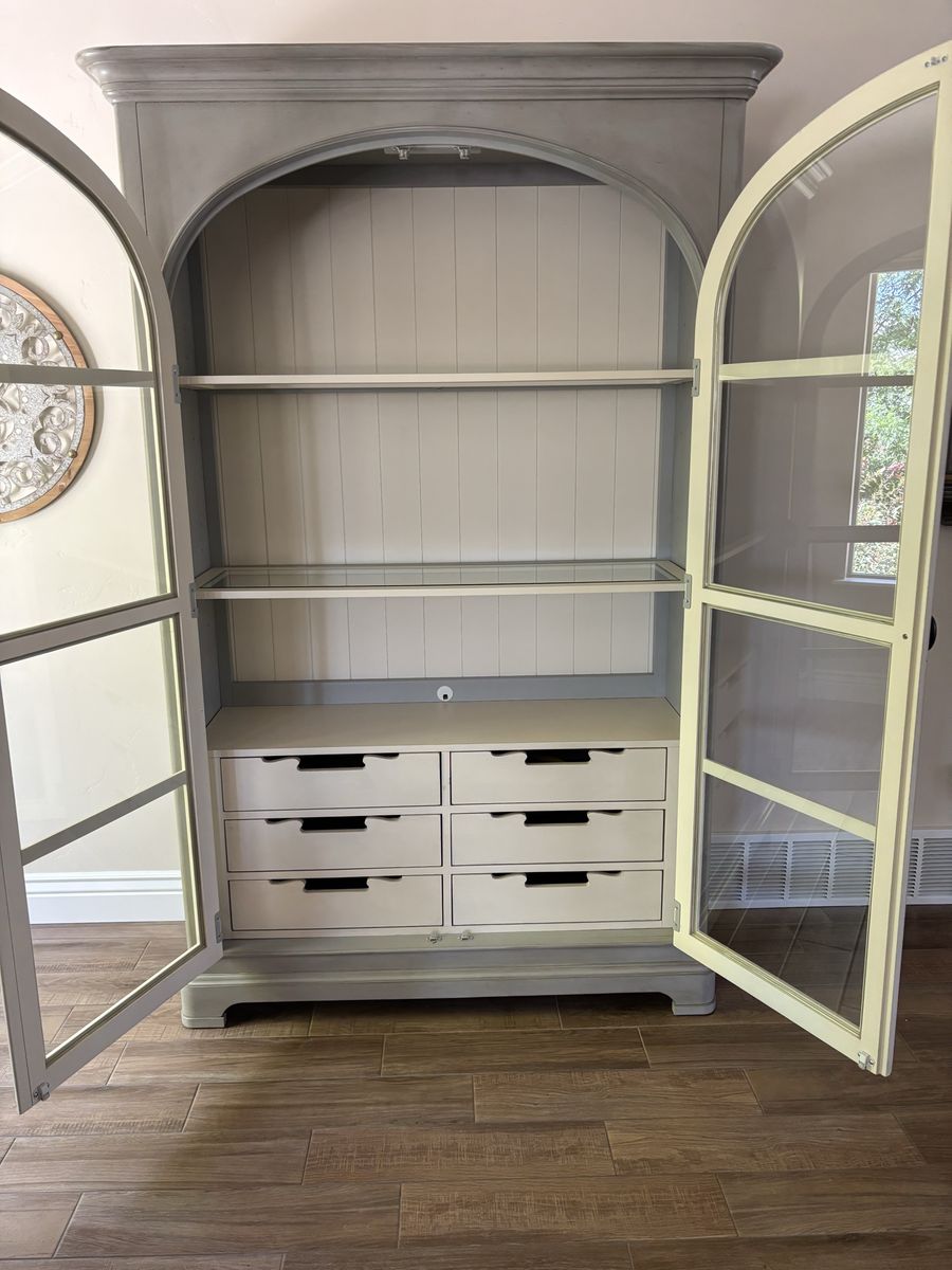 Cabinet in Pristine Condition, with lights and glass doors.
