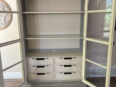 Cabinet in Pristine Condition, with lights and glass doors.