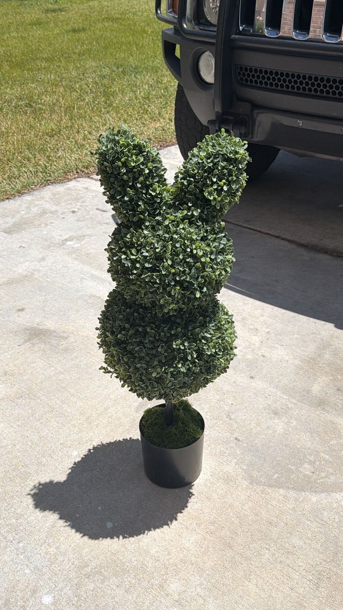 New. Artificial Boxwood Topiary Bunny Plant Decor - Lifelike Greenery for Home & Garden