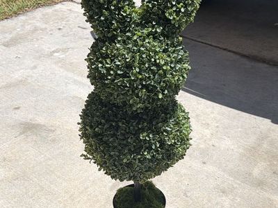 New. Artificial Boxwood Topiary Bunny Plant Decor - Lifelike Greenery for Home & Garden