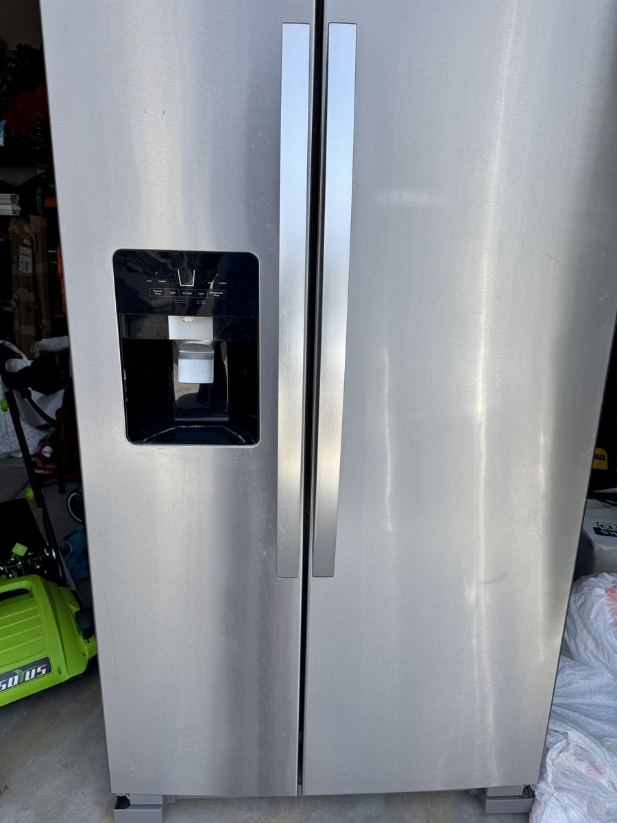 Whirlpool Refrigerator (Fridge) — 24.6 cu. ft. — Ice/Water Dispenser — Stainless Side-by-Side