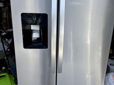 Whirlpool Refrigerator (Fridge) — 24.6 cu. ft. — Ice/Water Dispenser — Stainless Side-by-Side