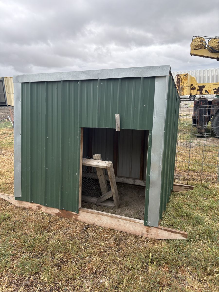 Green Metal Animal Shelter / Small Shed - Durable Outdoor Enclosure
