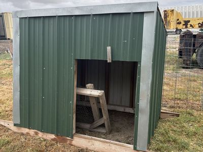 Green Metal Animal Shelter / Small Shed - Durable Outdoor Enclosure
