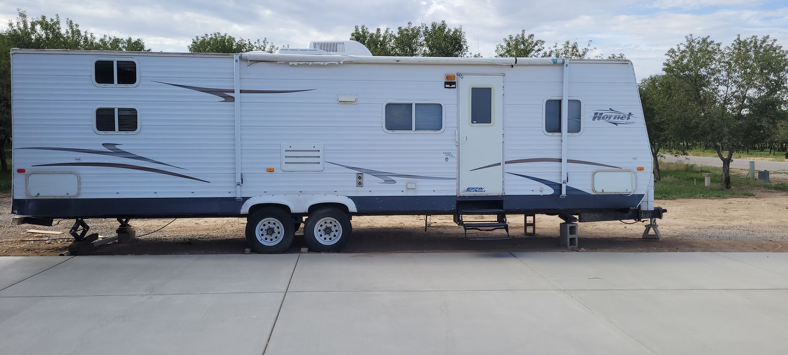 2007 Keystone Hornet 30ft Bumper Pull Travel Trailer with Slide Out