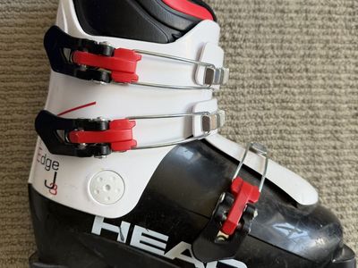 Head Edge U3 ski boots in black and white with red accents. US Men's 5.5 to 7 / Mondo 23.5 to 24.5