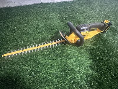 DEWALT 20V MAX Cordless Hedge Trimmer - Tool and battery- Yellow/Black