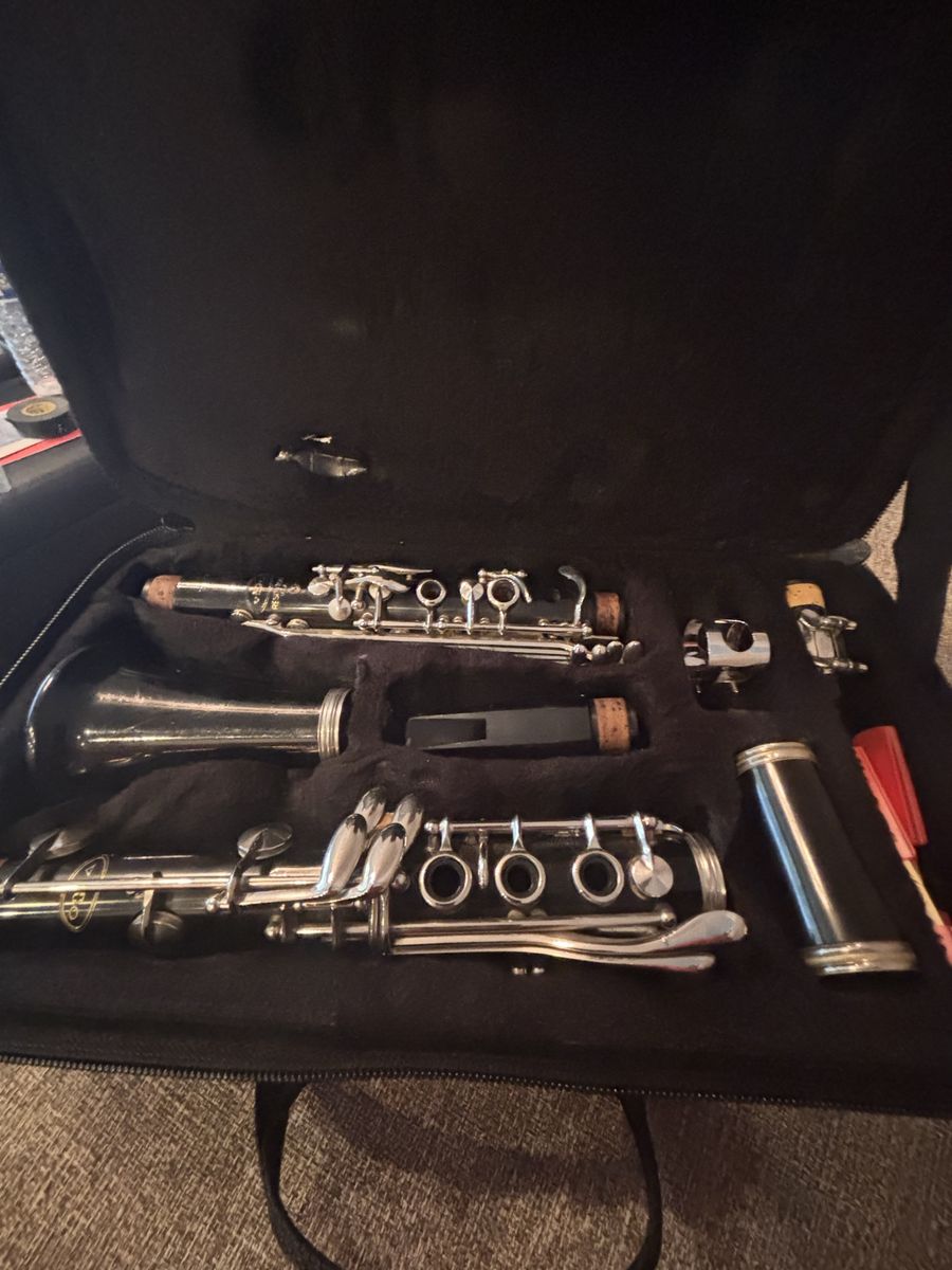 Vito Restone 3 Clarinet In Carrying Case
