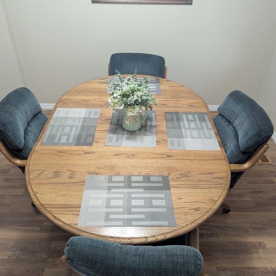 Solid Oak Table *with leaf extension