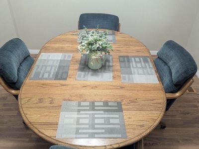 Solid Oak Table *with leaf extension