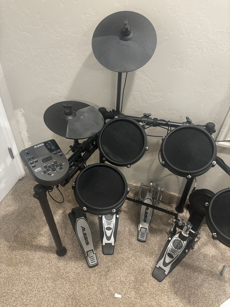 Alesis Nitro Mesh 8-Piece Elec. Drum Set
