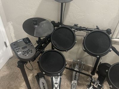 Alesis Nitro Mesh 8-Piece Elec. Drum Set