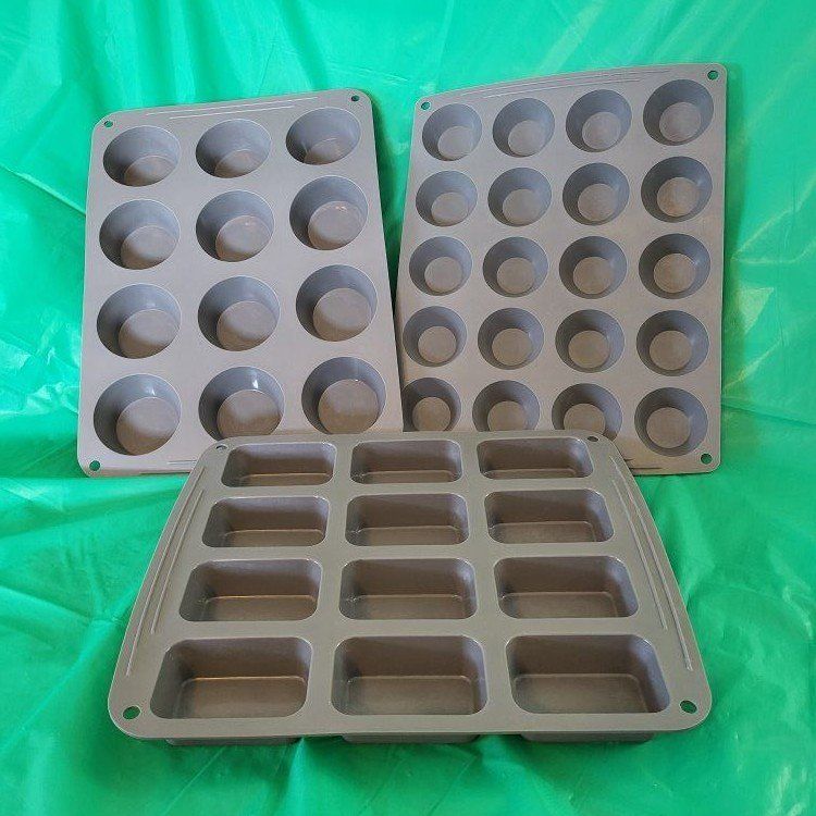 **SILICONE BAKING PANS SET**