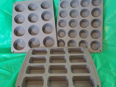 **SILICONE BAKING PANS SET**