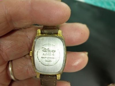 Vintage Disney Winnie the Pooh Watch - Gold Tone Case, Brown Leather Band, Collectible