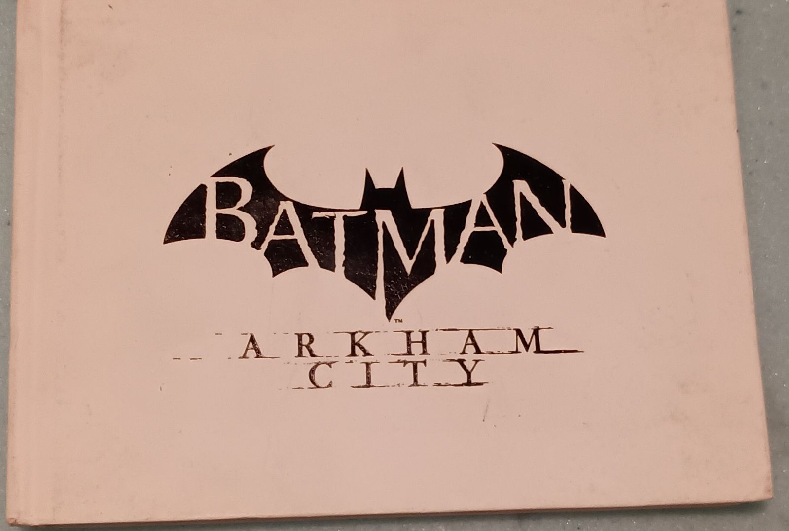 PS3 - Batman Arkham City Collectible Art Book & Game.