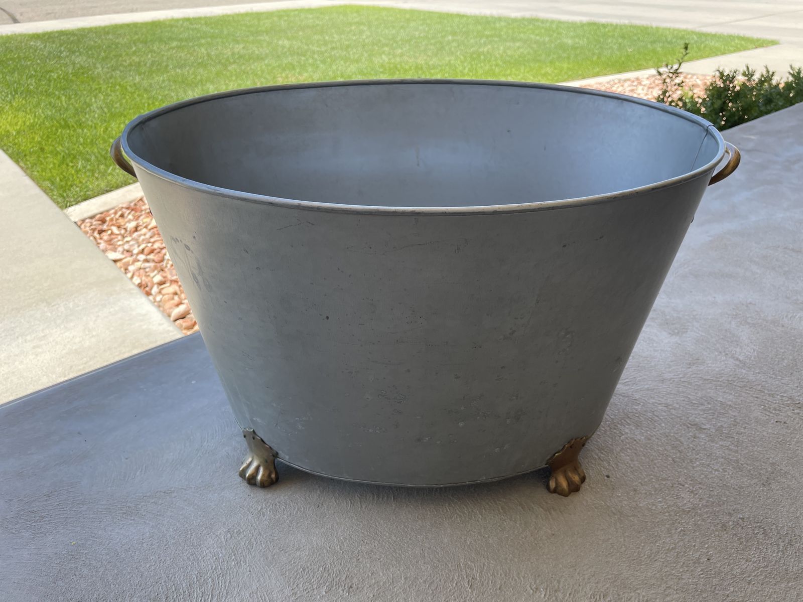 Galvanized Metal Tub with Clawfoot Feet - Versatile Planter/Ice Bucket