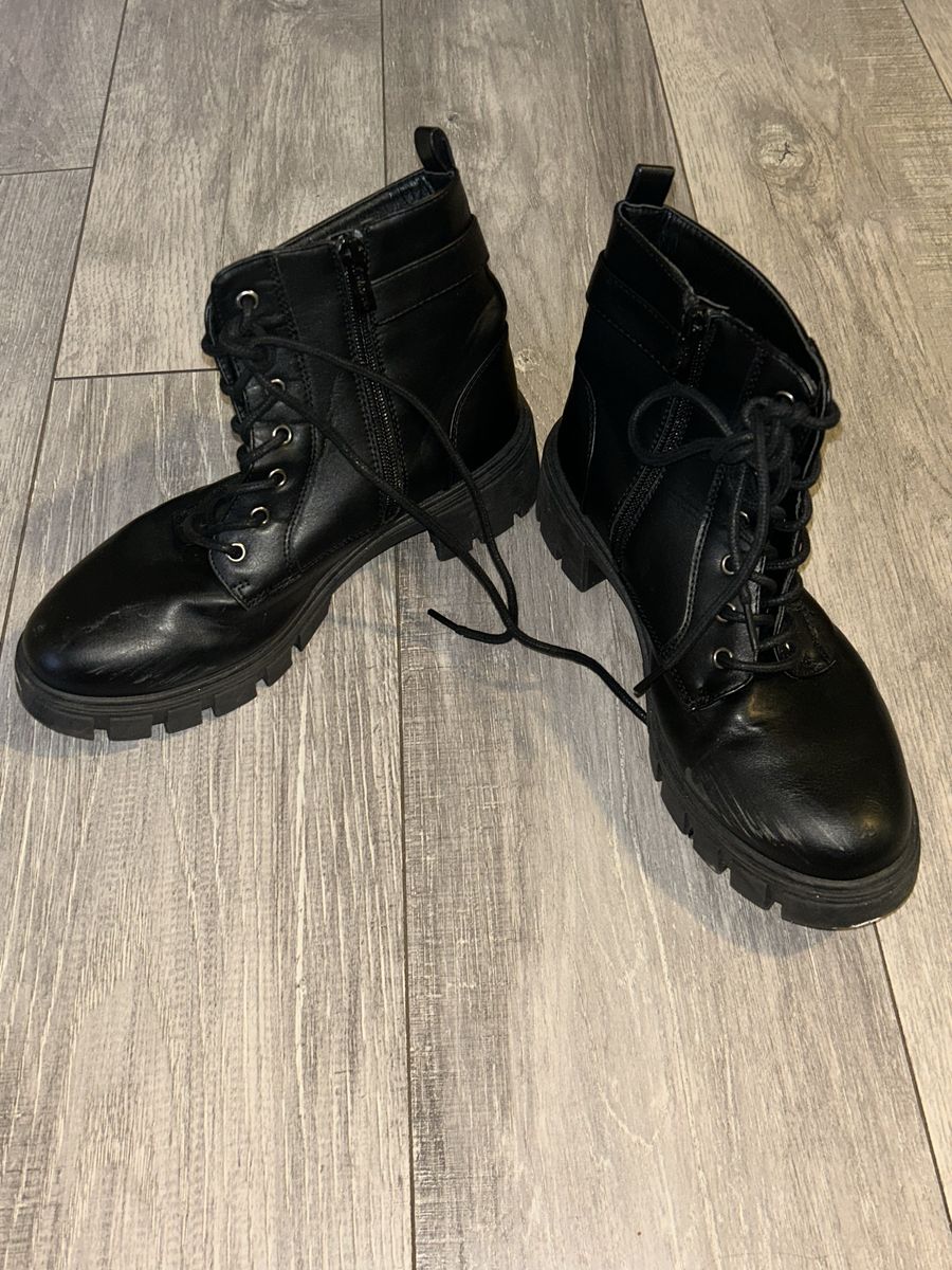 Black Combat Boots with Laces and Side Zipper Lug Sole Size 8