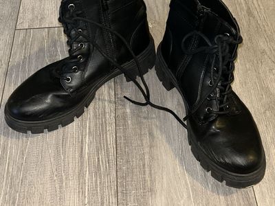 Black Combat Boots with Laces and Side Zipper Lug Sole Size 8